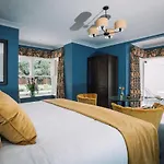 Bridge House & Silver Howe View Otel